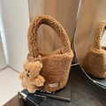 Braune Teddy-Fleece-Eimertasche mit Plüschbär-Anhänger und Webetikett-Detail - Mit Anhänger / Braun