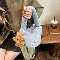 Hellblaue Pelz-Eimertasche mit Teddybär-Anhänger und besticktem Logo-Aufnäher - Mit Anhänger / Blau