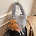 Hellgraue Teddy-Eimertasche mit braunem Bären-Anhänger und Markenlogo-Detail - Mit Anhänger / Grau