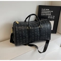 Dettaglio borsa da viaggio nera con motivo a orsetto e ciondolo a forma di orso dorato - Nero