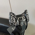 Dettaglio borsa leopardata con borchie argentate e tracolla con fibbia in pelle nera - Nero e Grigio