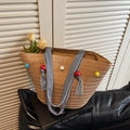 Borsa tote in paglia con pompon multicolore e manici in tessuto a righe blu - Cachi