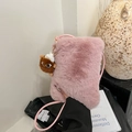 Sac bandoulière rose en fausse fourrure pelucheuse avec un pendentif ours mignon - Rose avec pendentif