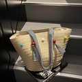 Borsa tote in paglia intrecciata beige con manici a righe bianche e nere e pompon colorati - Bianco Sporco