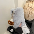 Sac bandoulière en fausse fourrure grise avec charmant pendentif monstre - Gris Clair (Avec Charme)