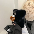 Sac bandoulière chic en fausse fourrure noire avec un charmant monstre en peluche marron - Noir avec pendentif