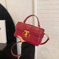 Sac à main élégant rouge à texture crocodile avec fermoir doré et bandoulière - Rouge