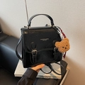Schwarze Handtasche aus Öl-Wachs-Leder mit Retro-Schnalle und Bärenanhänger - Mit Anhänger / Schwarz