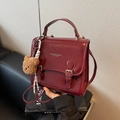 Burgunderfarbene Retro-Handtasche aus Kunstleder mit Glanzfinish und Bärenanhänger - Mit Anhänger / Burgunderrot
