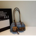 Detalle del bolso tote vintage con dos bolsillos frontales y colgante de oso marrón - Con Colgante / Azul Denim