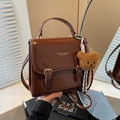 Braune Vintage-Handtasche aus Kunstleder mit goldenem Logo und süßem Bärenanhänger - Mit Anhänger / Braun