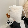 Sac bandoulière chic en peluche blanche avec sangle en cuir et charm d'animal mignon - Blanc avec pendentif