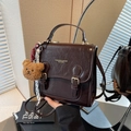 Vintage Handtasche aus dunkelbraunem Glänzendem Leder mit Doppel-Schnalle und Bär-Anhänger - Mit Anhänger / Kaffeebraun