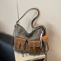 Sac en toile grise avec poches en cuir marron, breloque d'ours et foulard à carreaux - Thé Noir (Avec Pendentif)