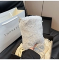 Sac bandoulière en fausse fourrure gris clair avec texture pelucheuse et détails dorés - Gris Clair Sans Pendentif