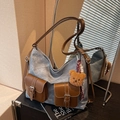 Sac fourre-tout rétro en denim bleu clair avec poches en cuir marron et pendentif ours - Bleu Denim (Avec Charme)