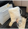 Petit sac bandoulière en fausse fourrure blanche avec fine sangle sur boîte cadeau - Blanc Sans Pendentif