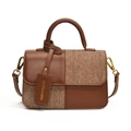 Elegante donkerbruine crossbodytas met contraststiksels en hoogwaardige textielstof - 21.5*8.5*16 / Donkerbruin