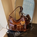 Donkerbruine kunstlederen draagtas met vintage zakken en een schattige berenhanger - Bruin met hanger (5887893578851) / Bruin met hanger