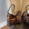 Vintage bruine grote tas met meerdere zakken, witte stiksels en een berenhanger - Koffie met hanger (5887893578852) / Koffie met Hanger