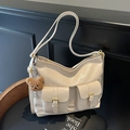 Grote beige PU-leren shopper met meerdere zakken en schattige teddybeer hanger - Beige met hanger (5887893578853) / Crèmewit Met Hanger
