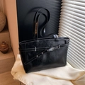 Modieuze zwarte shopper met kreukelleertextuur en zilverkleurige gespdetails - Zwart