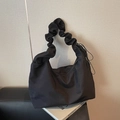 Bolso tote negro minimalista con correa fruncida única y detalle de cordón ajustable - Negro