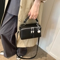Klassische schwarze Boston-Tasche aus strukturiertem Leder mit silbernen Metallteilen - Schwarz