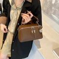 Braune Boston Handtasche aus Leder mit silbernem Kugelanhänger und Doppelreißverschluss - Kaffeebraun