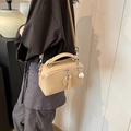Schicke beige Boston-Tasche mit Lederkörnung und silbernem Kugelanhänger als Umhängetasche - Khaki