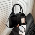 Borsa a conchiglia nera lucida con doppi manici e tasche decorative sul davanti - Nero