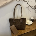 Bolso tote de ante con estampado de leopardo y neceser a juego para mujer actual - Marrón