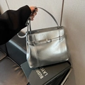 Metallische silberne Beuteltasche für Damen mit Glanzfinish und Schnallendetail - Silber