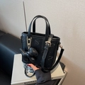 Sac seau noir élégant à gaufrage avec breloque chiot et bandoulière réglable - Noir (avec pendentif)