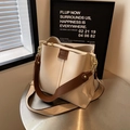 Bolso cubo beige chic con correa ancha marrón oscuro y logotipo para uso diario - Blanco Roto