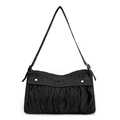 Détail du sac plissé en nylon noir avec ornements argentés et bandoulière réglable - Noir d'encre