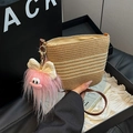 Beige Stroh-Eimertasche mit braunem Lederriemen und rosa Plüsch-Anhänger auf Box - Beige (Mit Anhänger) / Beige