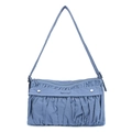 Vue détaillée de la texture du tissu plissé bleu et des boutons métalliques de ce sac - Bleu iris