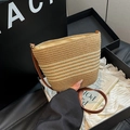 Detail der gewebten Stroh-Beuteltasche mit Lederriemen und goldenen Metallteilen - Beige (Ohne Anhänger) / Beige