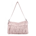 Vue détaillée du sac à bandoulière plissé rose clair avec boucles en métal décoratives - Rose Pêche