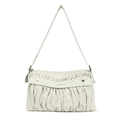 Détail du sac à bandoulière plissé beige avec texture souple et boucle métallique - Blanc cassé