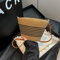 Detailansicht der gewebten Strohtasche mit schwarzen Streifen und Lederriemen - Schwarz (Ohne Anhänger) / Schwarz
