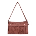 Détail du sac à bandoulière plissé avec boucles en métal et bandoulière réglable - Rouge baie