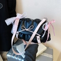 Borsa nuvola nera arricciata con fiocchi rosa e tracolla in pizzo per uno stile balletcore - Nero con ciondolo