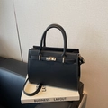 Elegante schwarze Tragetasche aus Saffiano-Leder mit goldener Schnalle und Griffen - Schwarz