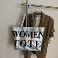 Borsa tote argento metallizzato con scritta Women Tote appesa per un look da ufficio - Argento