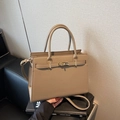 Minimalistische khakifarbene Handtasche mit goldenem Drehverschluss und Schultergurt - Khaki