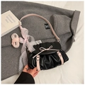Borsa nuvola nera in pelle PU con fiocco rosa, dettagli in pizzo e tracolla rosa - Nero senza Ciondolo