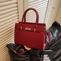 Elegante dunkelrote Handtasche aus Saffiano-Leder mit goldener Schnalle und Riemen - Rot