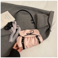 Sac sous le bras froncé rose avec nœud noir, clous argentés et pendentif en dentelle - Rose Sans Pendentif
